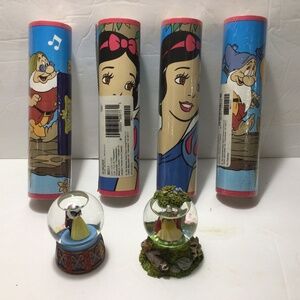 20 YDS  PREPASTED DISNEY SNOW WHITE WALL BORDER AND TWO DISNEY SNOW WHITE GLOBES